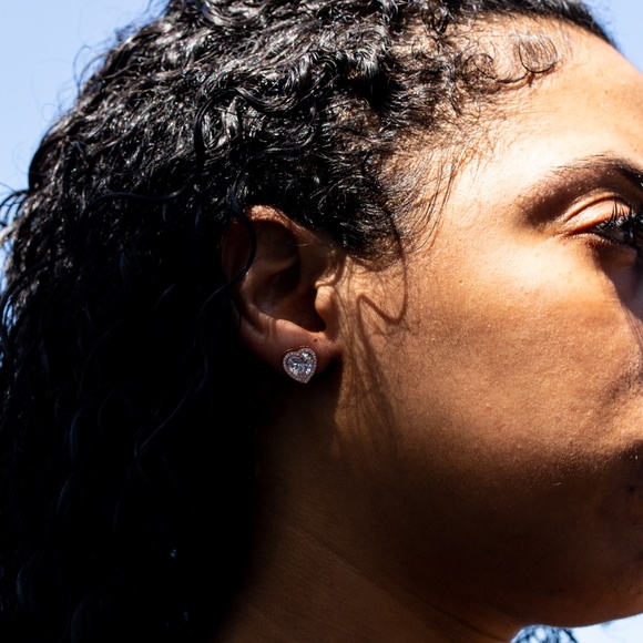 Elegant Heart-Shaped Rose Gold Earrings - Picture 5 of 5